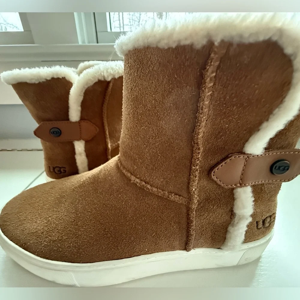 UGGs RARE Sherpa lined booties -  EUC!!!! size 9